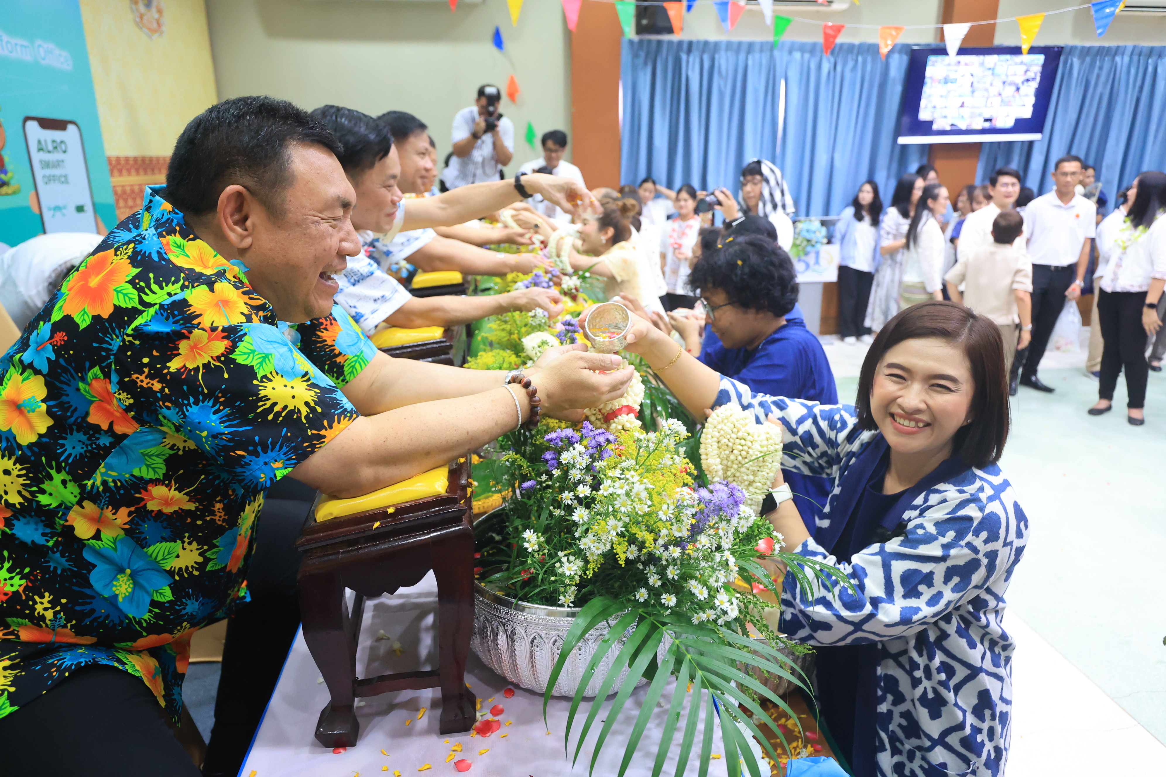 title - ชุ่มฉ่ำ! ชาว ส.ป.ก. ร่วมสรงน้ำพระพุทธรูป และรดน้ำขอพรผู้บริหาร เนื่องในประเพณีวันสงกรานต์ ประจำปี 2569 บรรยากาศเต็มไปด้วยความชื่นมื่นชุ่มฉ่ำ